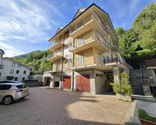 Trilocale con giardino in centro Aprica